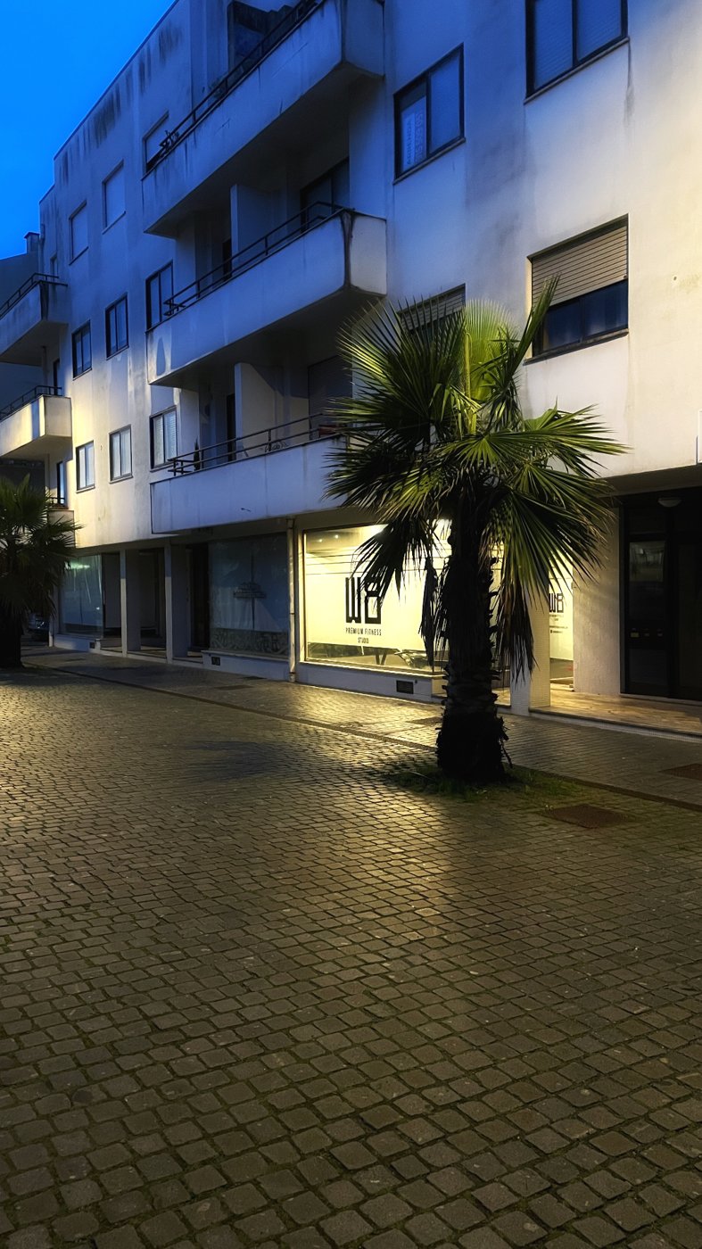 Exterior do estúdio na Avenida 8 ao anoitecer